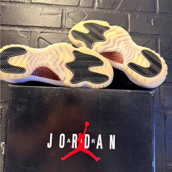 Jordan Men's Black and White Sneakers